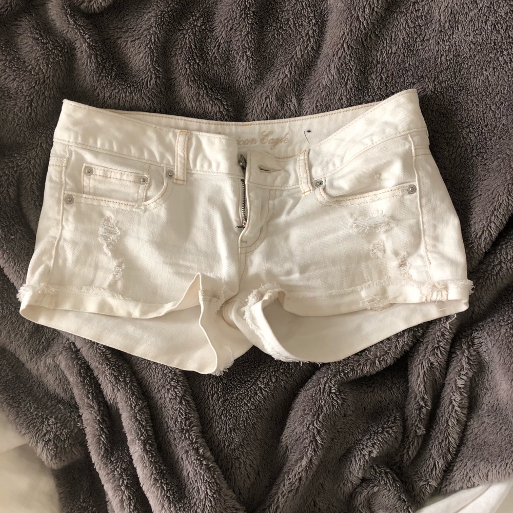 White American Eagle shorts